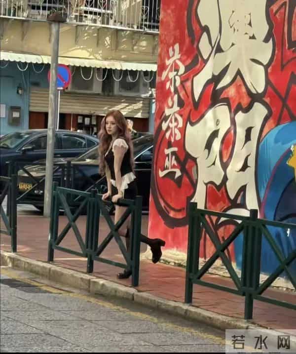 宋雨琦澳门街头被偶遇,本人又高又瘦近照非常漂亮,穿搭也很好看