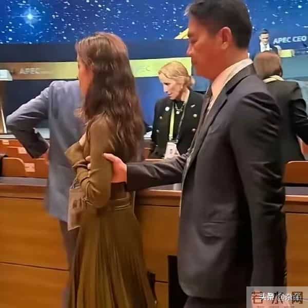 章泽天日本机场直发造型惊艳!换新look超有范