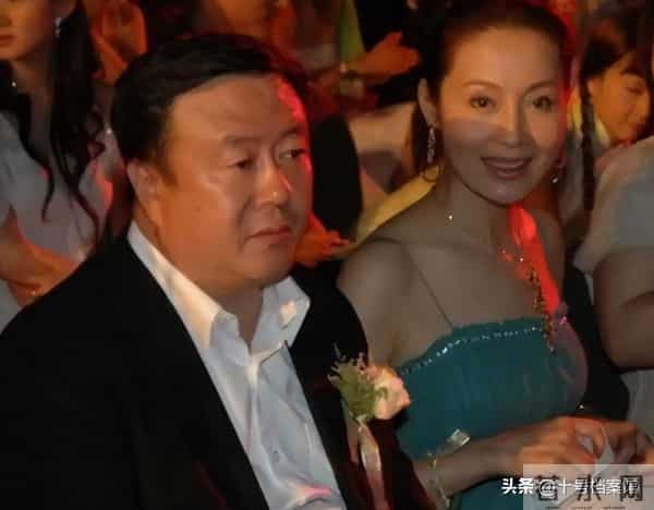 73岁导演尤小刚三婚两离，娶小30岁美女演员，64岁老来得子终圆梦