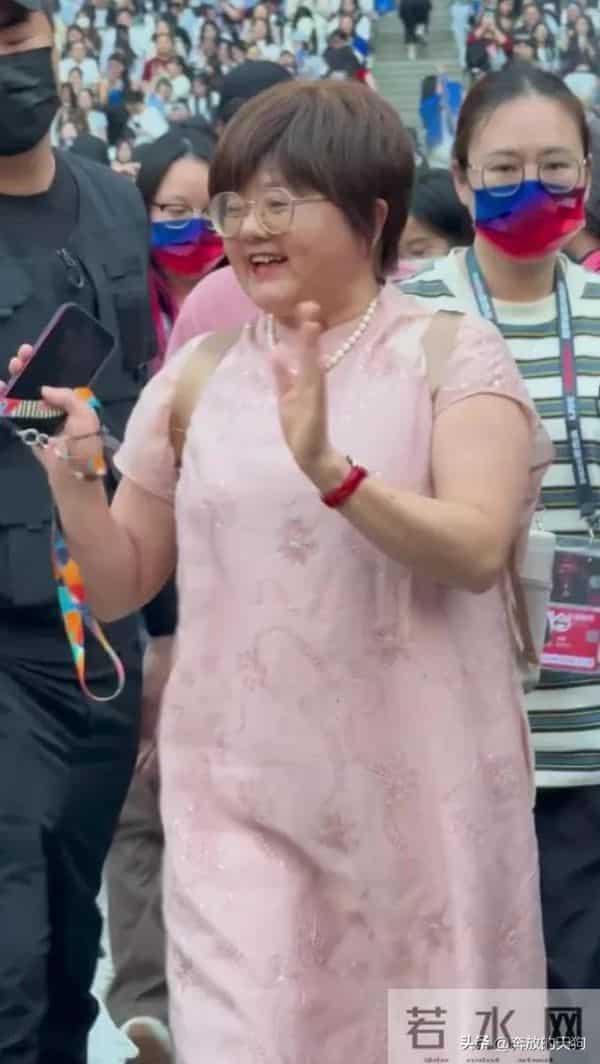 张杰爸妈现身儿子演唱会，张妈穿粉裙优雅迷人，母子俩如复制粘贴