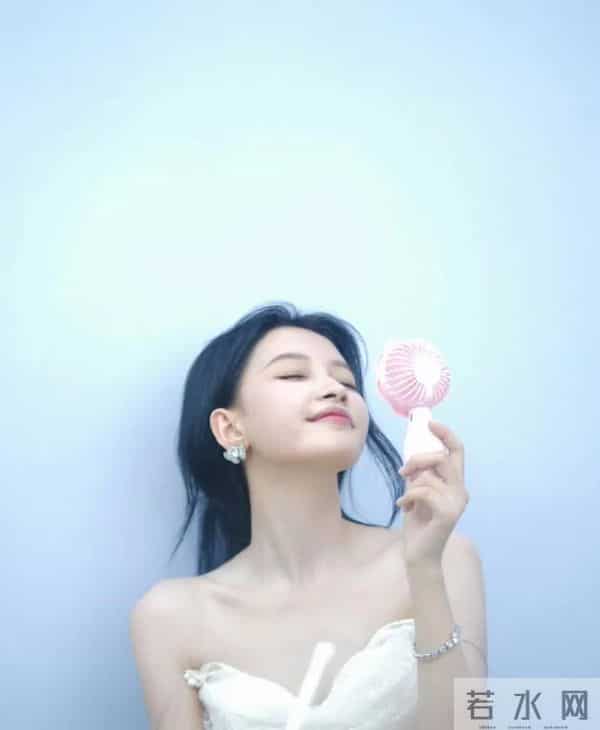 孙怡白裙海边写真