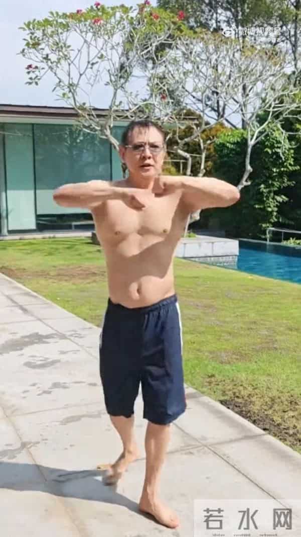 62岁李连杰脱衣展示无疤痕上身，侧面辟谣“换心脏”传闻，此前曾因颈部良性肿块接受手术切除