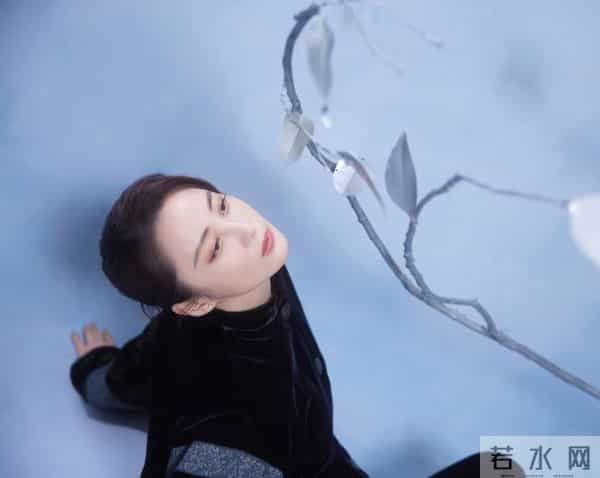 蒋勤勤分享国风写真，黑丝绒刺绣装配低盘发，气质典雅美出新高度