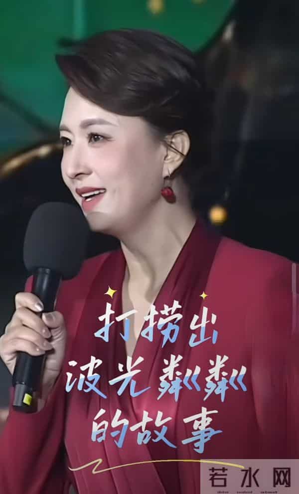 张蕾谈剧本演员重要性，着酒红深V套装，优雅主持尽显专业风采