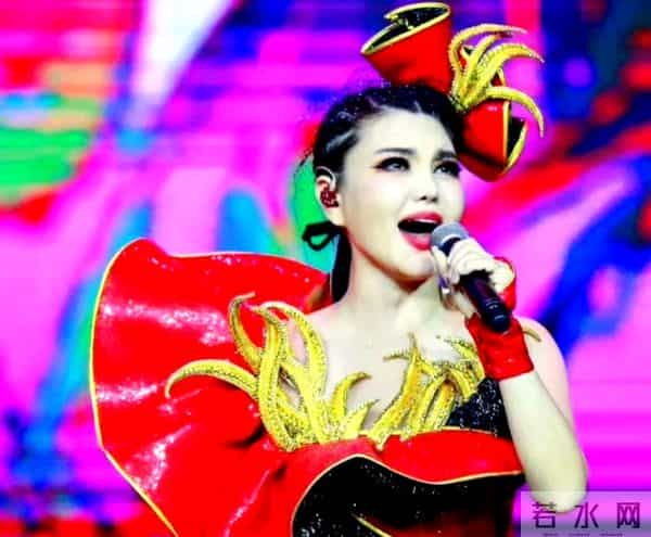 “躲汉子”乌兰图雅:从央视力捧到网友群嘲,42岁再陷陷桃色新闻