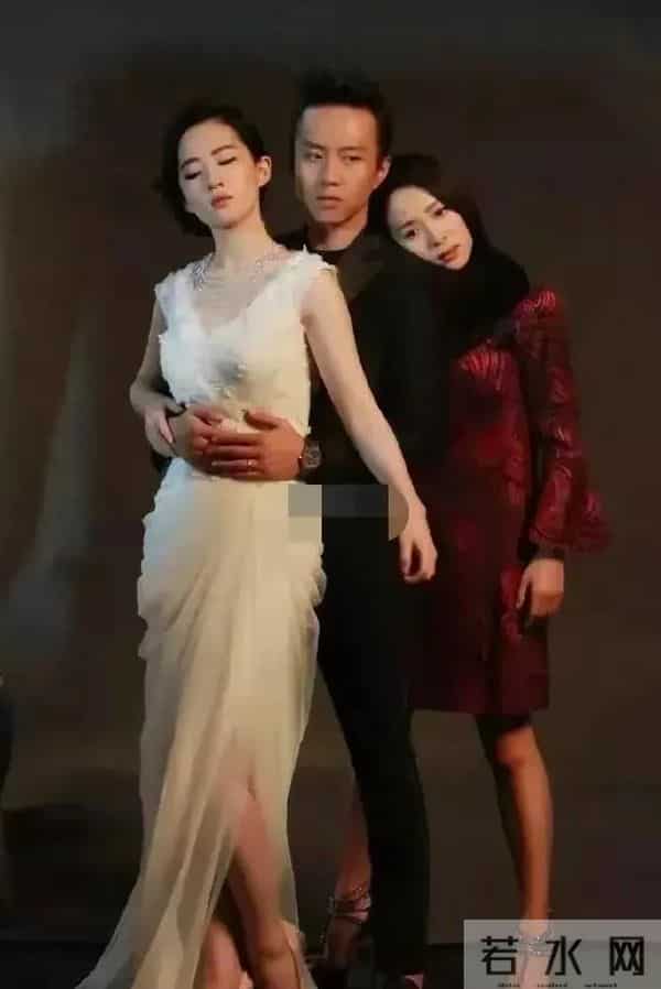 感觉邓超快笑场了,虽然有在极力克制