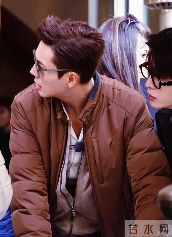 39岁陈伟霆在佛罗伦萨古董市场被偶遇，腰板挺直，年龄越大越帅了