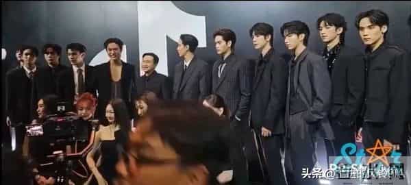 不是吧,女艺人穿超短裙还得跪着合照,网友:奇葩该骂