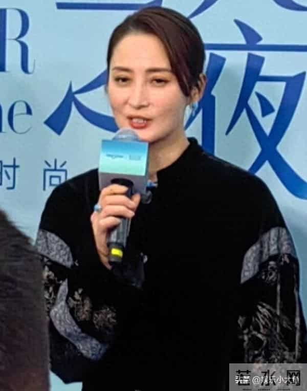 蒋勤勤出席十堰竹山活动，穿黑色印花中式套装发髻低挽，大气漂亮