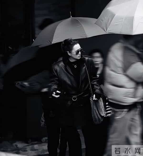 巩俐雨中撑伞漫步北海公园!湖边吃冰糖葫芦好惬意