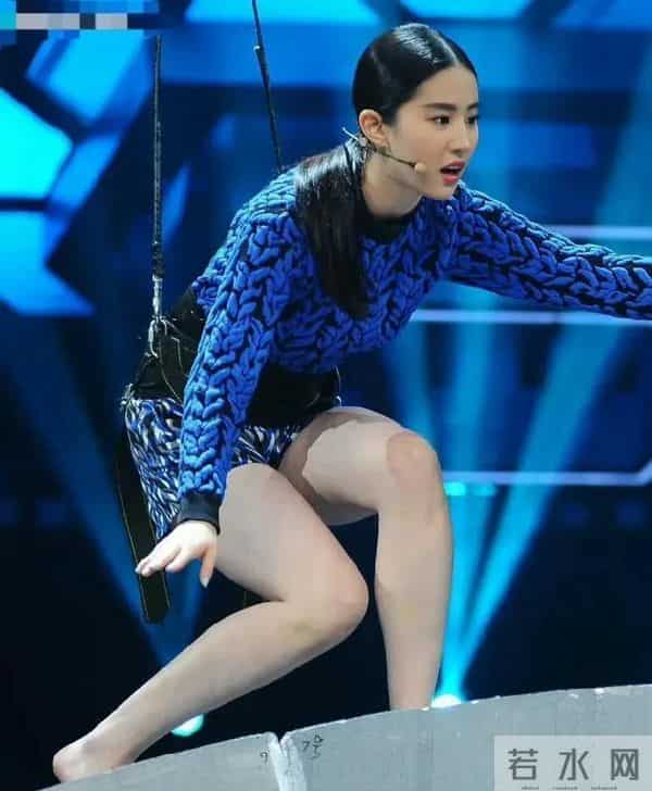 刘亦菲年轻时完美大白腿太漂亮，透视毛衣