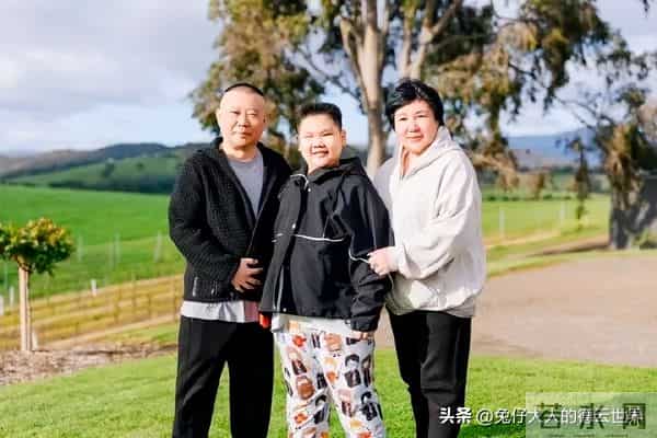 德云社董事长王惠玩闪现，比剪刀手，声音超甜，回应开业筹备相关