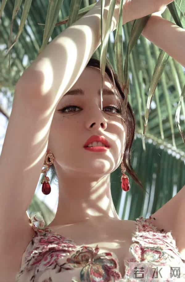 迪丽热巴这张拿椰子的照片,把我看饿了…不对,是看美了!