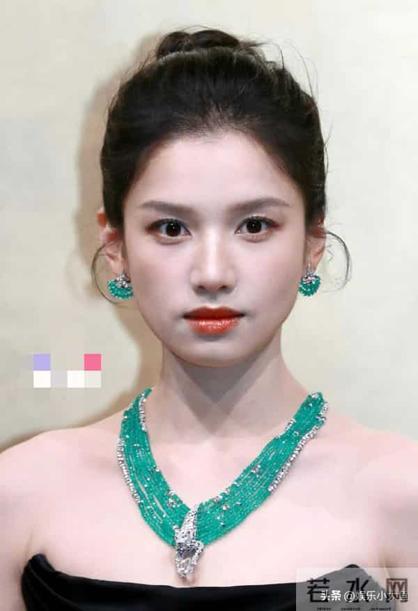 张婧仪今天出席卡地亚高珠展,穿黑色礼服裙佩戴权威祖母绿好美