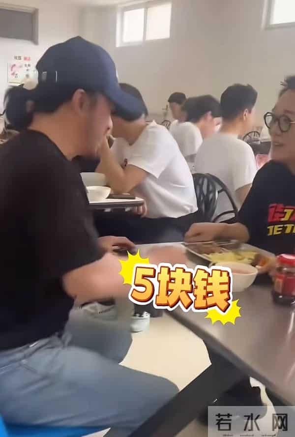 62岁李连杰探班吴京,俩人花5块钱同吃一盘饭,看模样年轻了不少