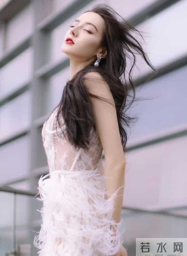 迪丽热巴性感蕾丝小吊带