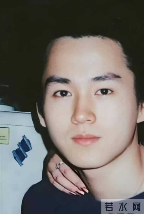 王家卫一个做法让古二翻脸，3年兼任4个职位，3000薪水干30万的活