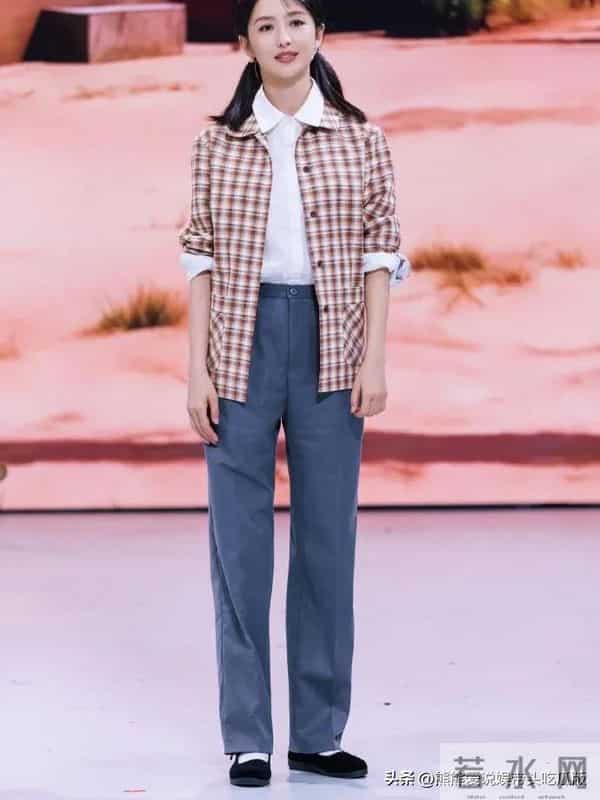 佟丽娅恢复单身后状态越发年轻！穿格子外套扎双马尾，减龄又时髦