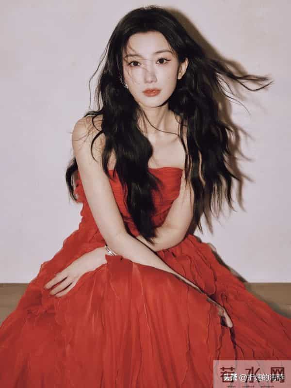 毛晓彤抹胸红裙，自在随性，炽热明艳。