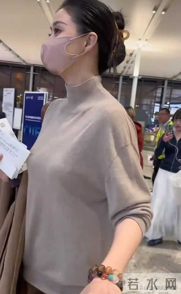 42岁蒋欣机场亮相,高领毛衣搭配阔腿裤,简约穿搭状态真的好!