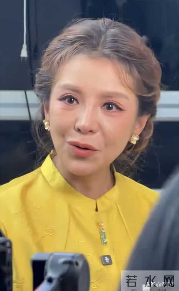 52岁的朱迅在上海进博会被偶遇,她身着黄色新中式服装