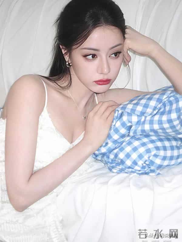 迪丽热巴—珍藏性感照：这“异域神颜”太蛊！每一张都是心脏暴击