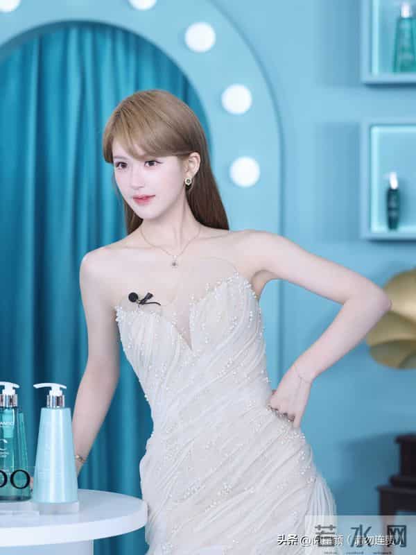 赵露思 白瓷肌肤太亮眼 美的像个洋娃娃精致到头发丝