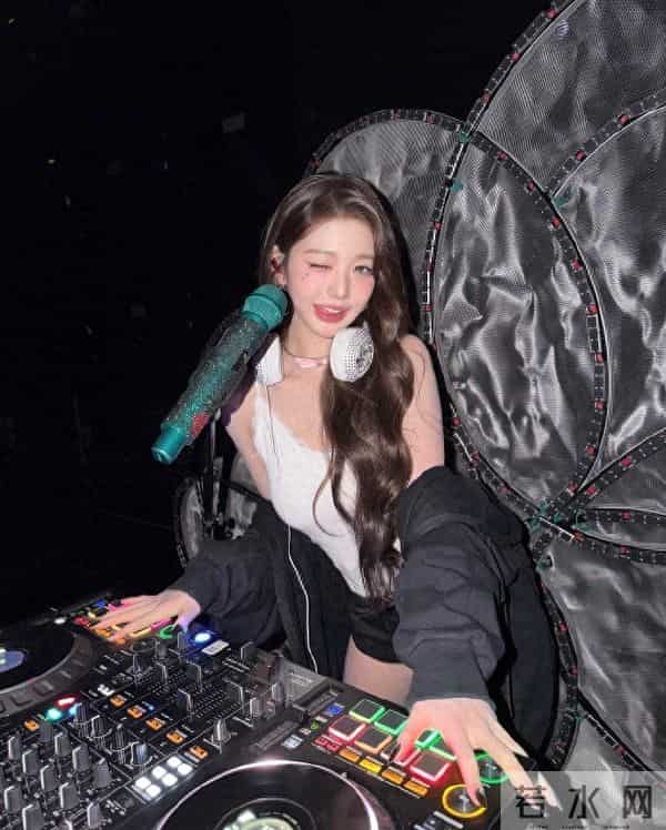 张元英后台美图释出