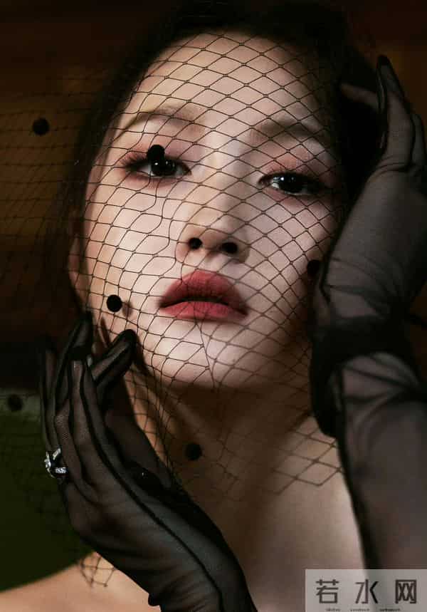 关晓彤艳丽红裙，美艳绝伦！