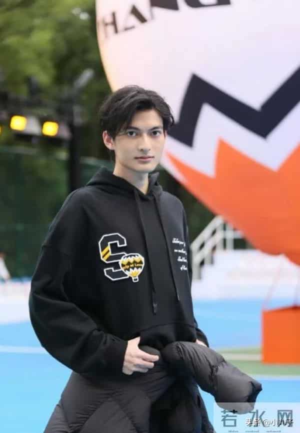 景岗山儿女高颜值惊艳全场，混血儿子浓眉大眼，女儿高挑辣眼吸睛