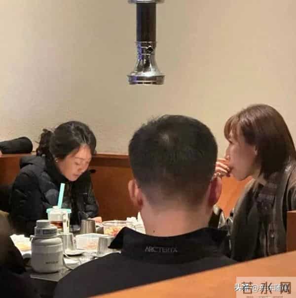 54岁闫妮和好友任素汐沈阳餐馆吃烤肉，穿羽绒服扎一头卷发挺时髦