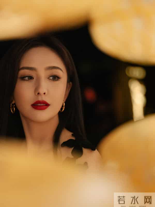 佟丽娅的日常美照，黑裙红唇尽显魅力