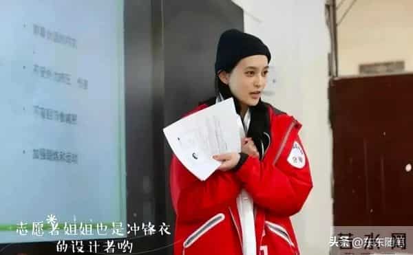 毛阿敏19岁的女儿,竟然是我们熟悉的她!穿红色冲锋衣太清纯了