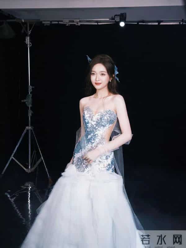 吴宣仪 闪亮抹胸礼服美出天际
