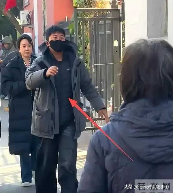 闫妮辽宁街头被偶遇 ，生图显面部浮肿状态真实