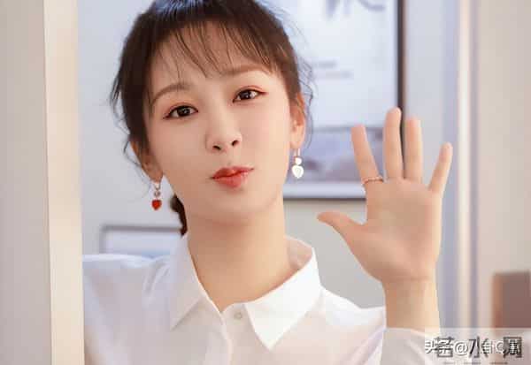 33岁杨紫生日晒全家福,爸妈气质出众亮眼,一家三口太幸福