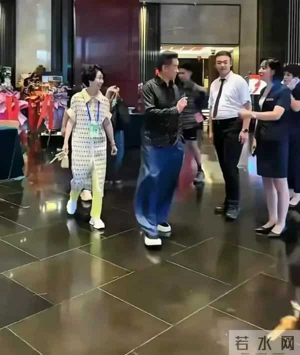 阎维文携妻回平遥,68岁妻子好瘦好显老 与丈夫同框就像两代人一样