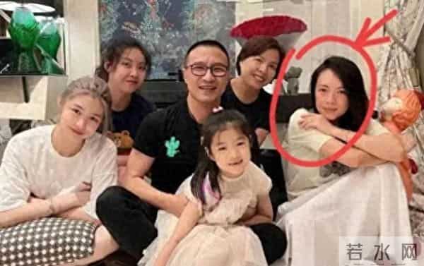 官宣恋情不到2年，看到森林北的照片，才明白章子怡输的不冤