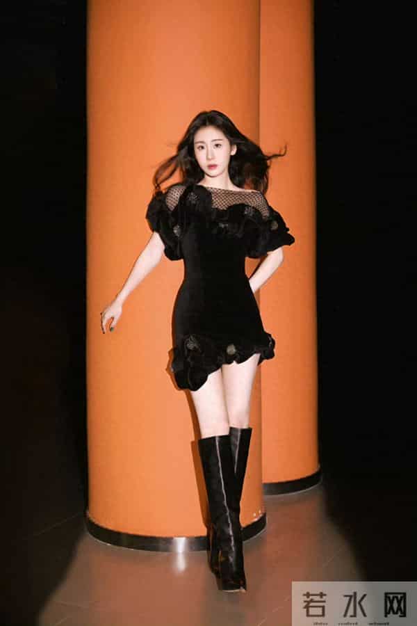 张碧晨脚踩黑色长筒靴，女人味十足，这腿好嫩