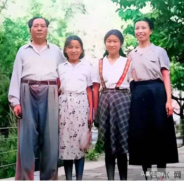 毛主席一家四口合影，四人脸上全是笑意，李讷紧挨毛主席
