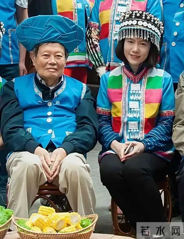 杨振宁与夫人翁帆云南旅游，着少数民族服饰 合影留念，永恒的回忆