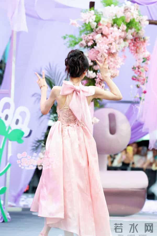 田曦薇“像刚放学的学姐”:白Polo+素颜感妆,美得毫不费力