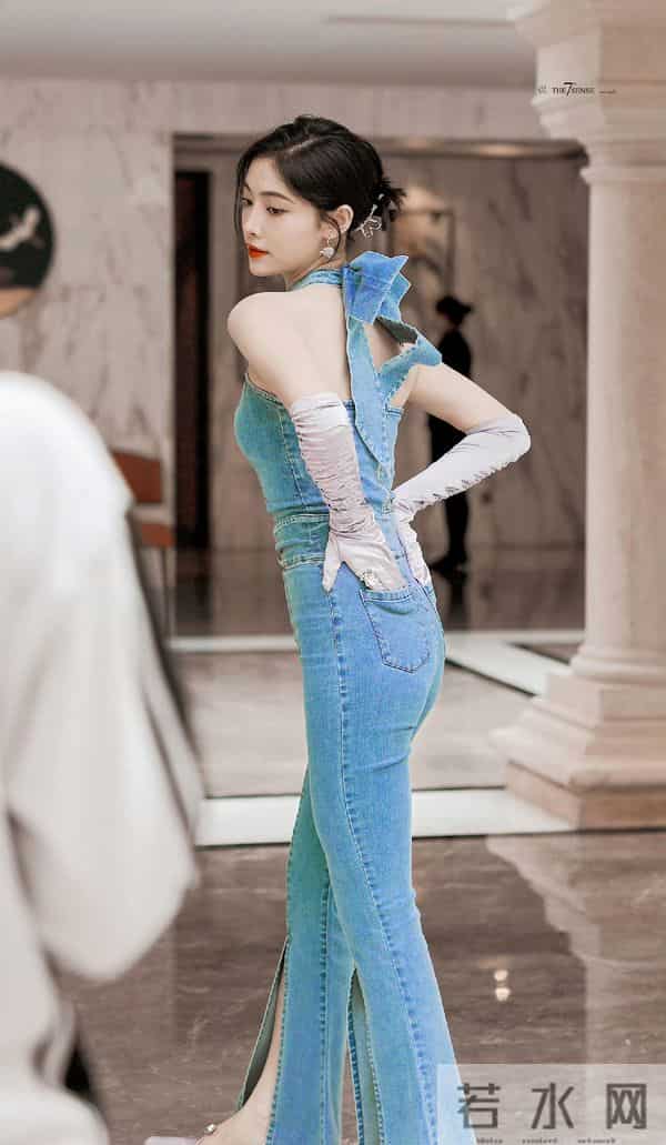 许佳琪牛仔裤高跟鞋,身材凹凸有致~