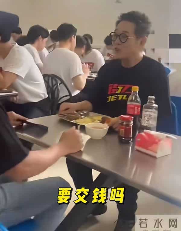 62岁李连杰探班吴京,俩人花5块钱同吃一盘饭,看模样年轻了不少