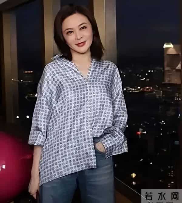 住着上亿豪宅,却无儿无女依靠弟弟养老,63岁的关之琳后悔过吗?