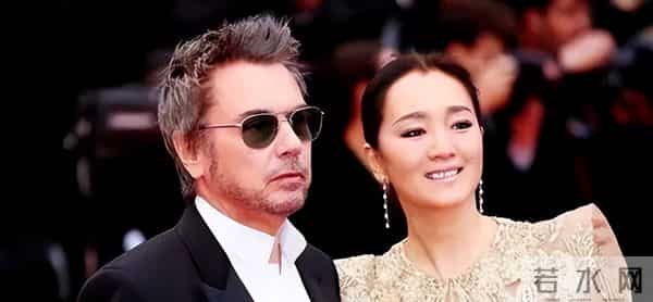 59岁巩俐在北京公园,长了皱纹头发凌乱,喝老酸奶吃糖葫芦接地气