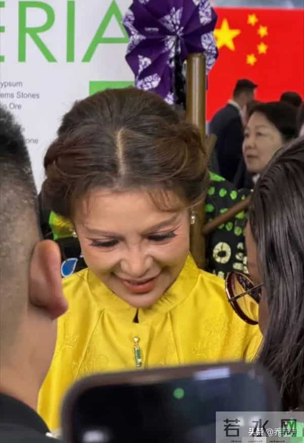 52岁的朱迅在上海进博会被偶遇,她身着黄色新中式服装