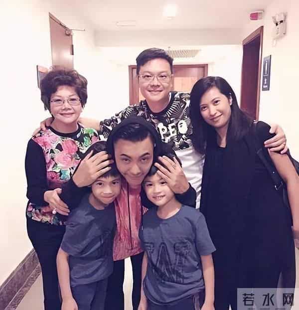 陈伟霆的妈妈就是她 富家小姐热爱养狗面容和善 把三个孩子抚养成人