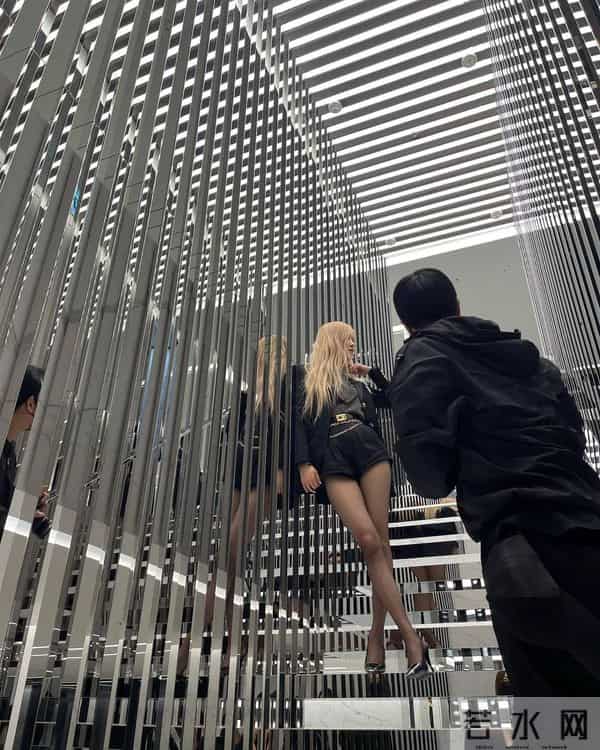 朴彩英大腿很粗的腿型叫酒杯腿,配上黑丝袜高跟鞋很诱惑