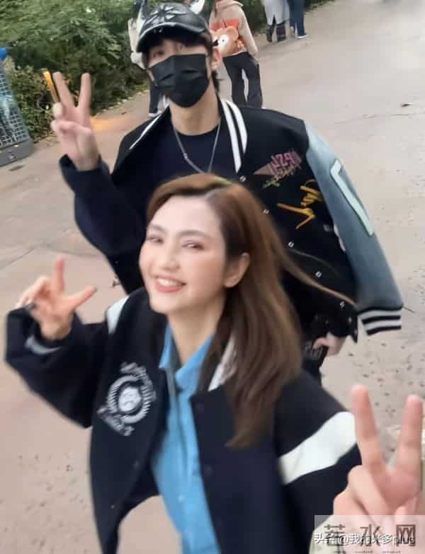 张丹峰一家4口团聚！喊25岁继子张镐濂大宝贝，洪欣久违一脸幸福